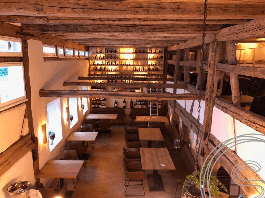 Italienisches Restaurant eingerichtet mit Tischen und Stühlen aus Teakholz - Souren Furniture (CH)