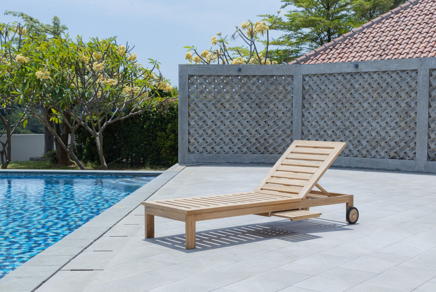 Teak Sonnenliege mit Rollen & Seitentablett
