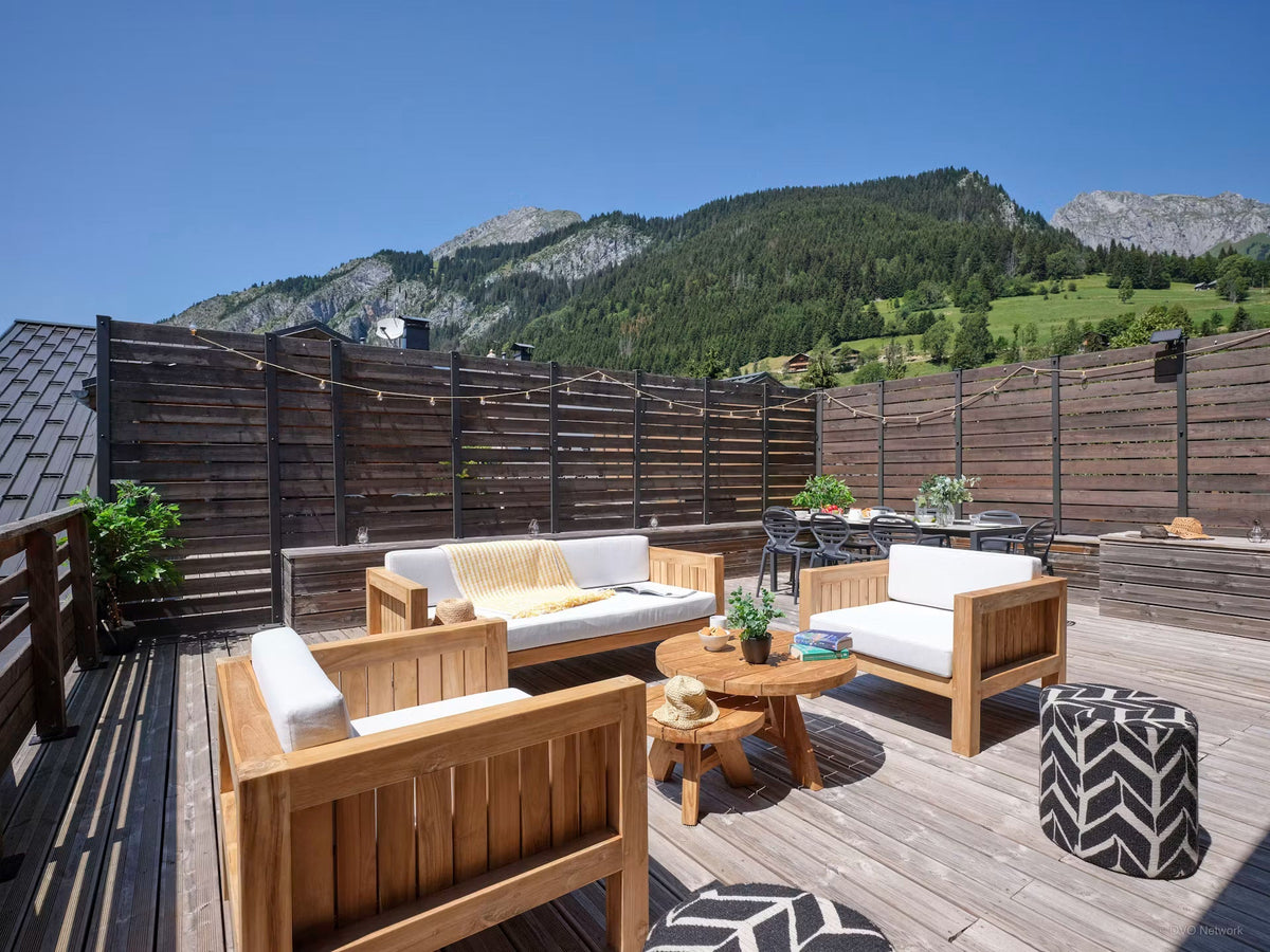 Teakhouten tafels voor Penthouse Mont Grange in de Franse Alpen