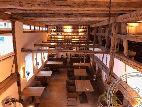 Italienisches Restaurant eingerichtet mit Tischen und Stühlen aus Teakholz - Souren Furniture (CH)