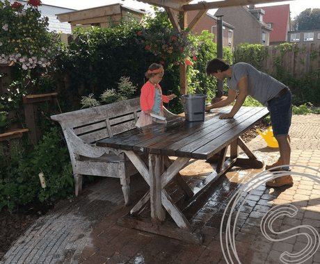 Teakholz-Gartentisch reinigen: So bleibt Ihr Tisch dauerhaft schön - Souren Furniture (CH)