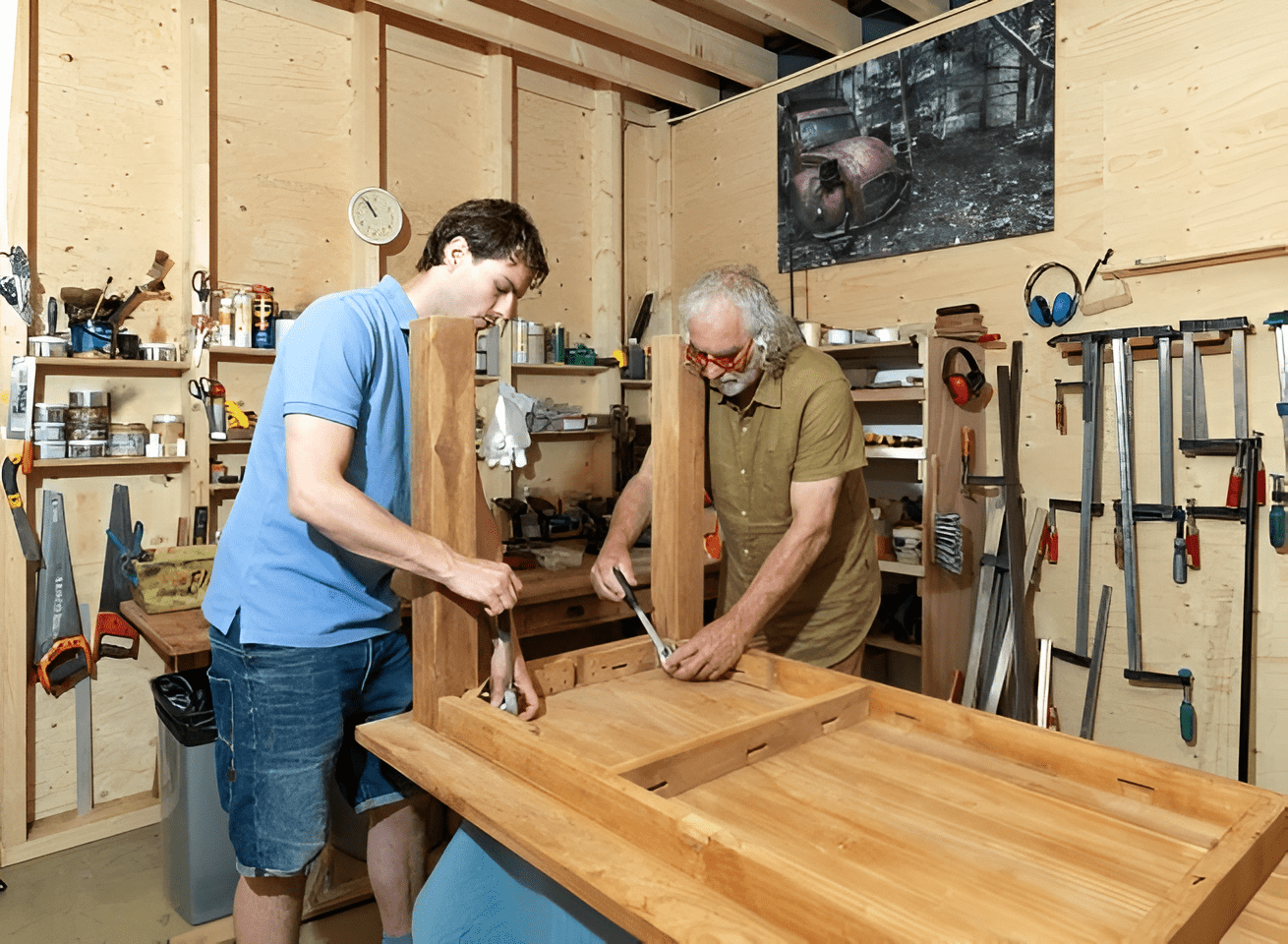Teaktisch mit Schraubbeinen montieren und jährlich prüfen - Souren Furniture (CH)