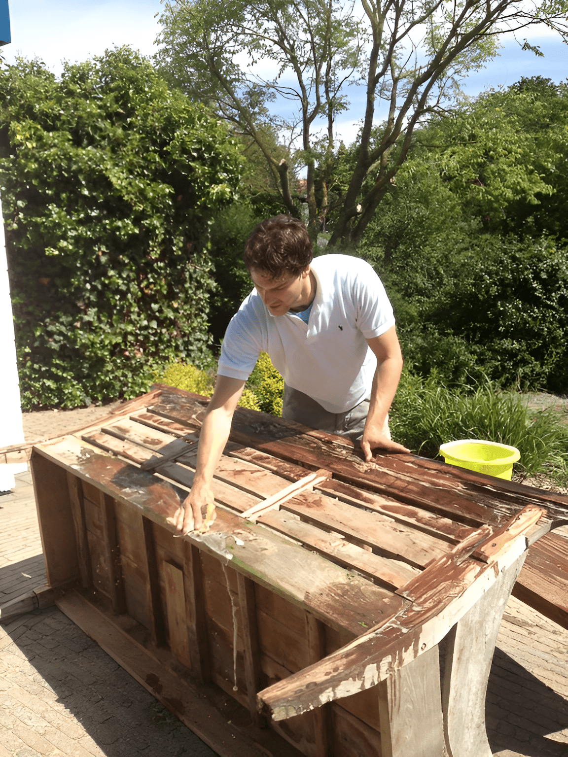 Wie Sie Grünbelag von Ihren Teak-Gartenmöbeln sicher entfernen - Souren Furniture (CH)