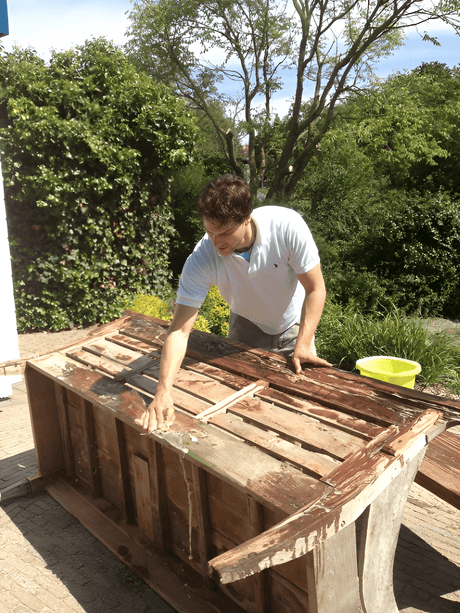 Wie Sie Grünbelag von Ihren Teak-Gartenmöbeln sicher entfernen - Souren Furniture (CH)