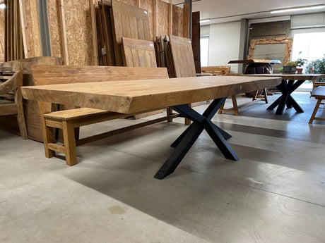Baumstammtisch mit Stahlkreuzfuss - Souren Furniture (CH)
