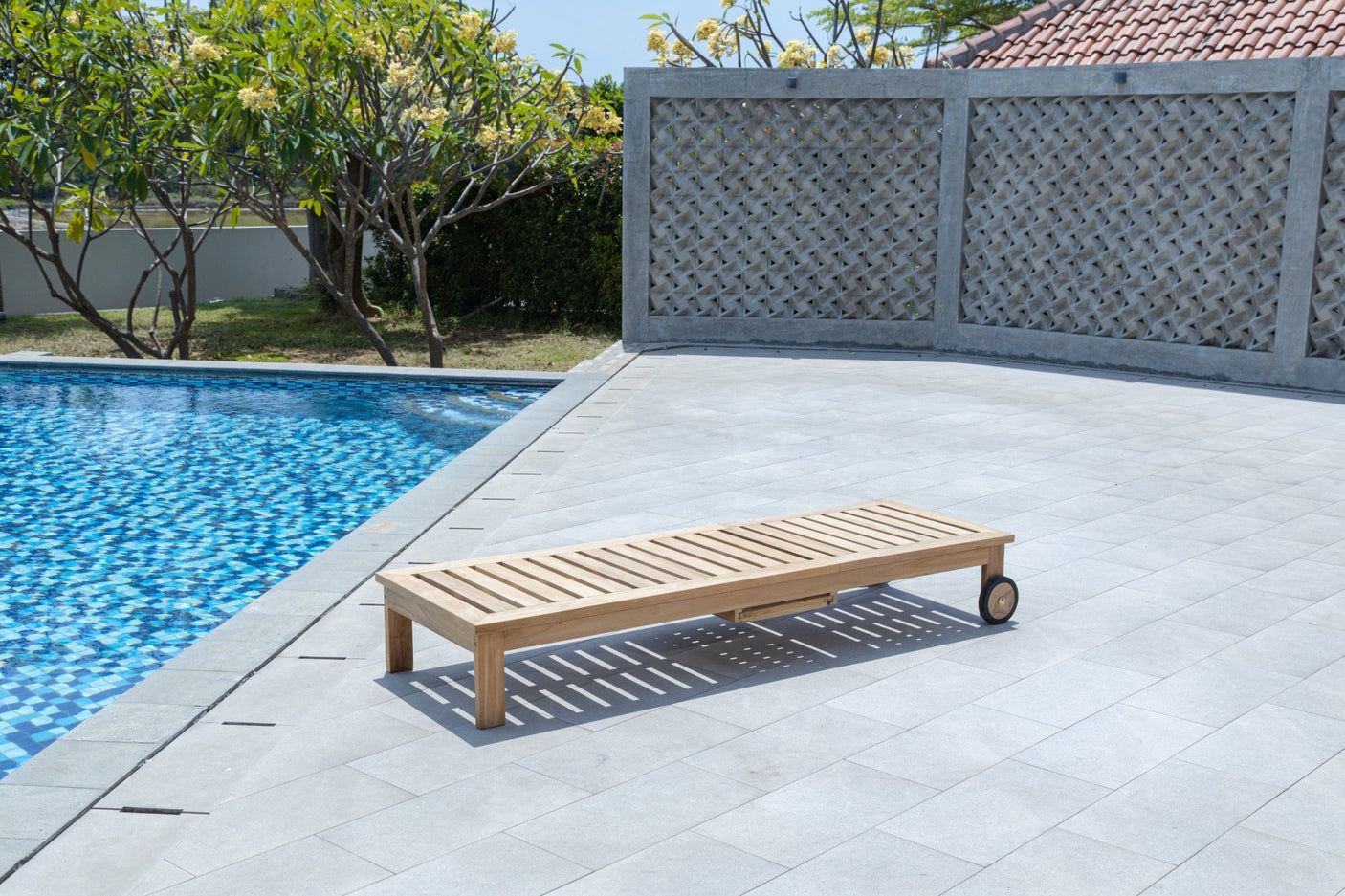 Teak Sonnenliege mit Rollen & Seitentablett