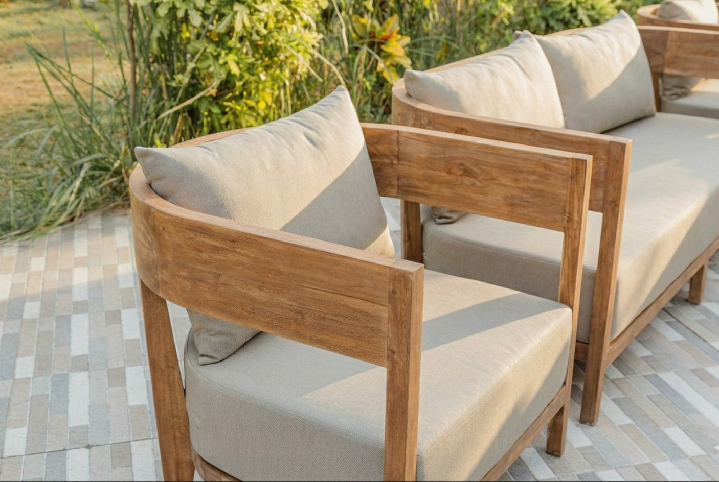 Teak Loungebank Lura 188 cm – Massivholzbank mit Sunproof-Kissen